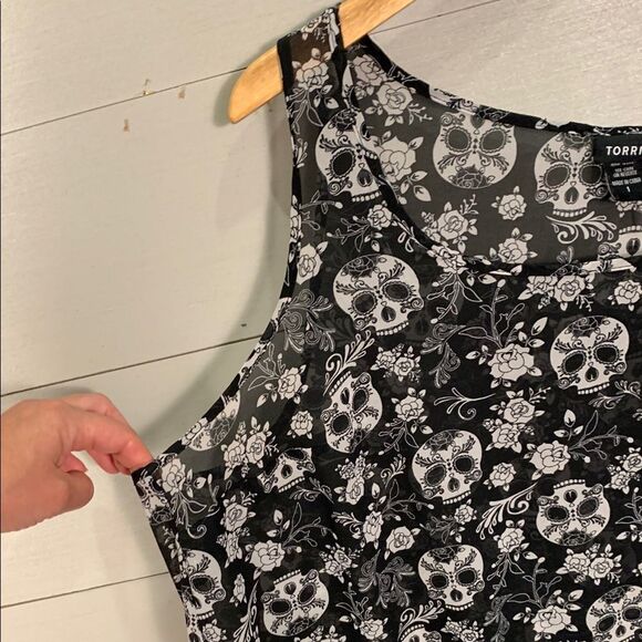 Torrid Black and White Floral Skull Tank - Picture 3 of 7